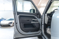 Land Rover Defender 110 P400 SE 2023: - Extérieur métallisé HAKUBA SILVER et intérieur en cuir EBONY... (image 8)