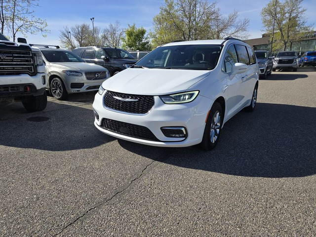 2022 Chrysler Pacifica TOURING L AWD | DUAL POWER DOORS | HEATED in Cars & Trucks in Calgary - Image 3