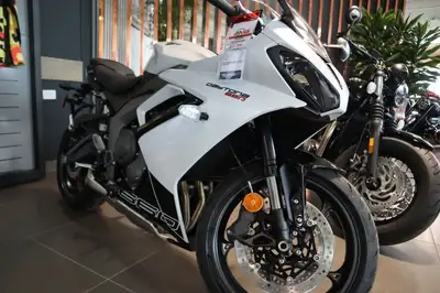 2025 Triumph Daytona 660 Snowdonia White/Sapphire Black GAME ON Offering the perfect blend of perfor...