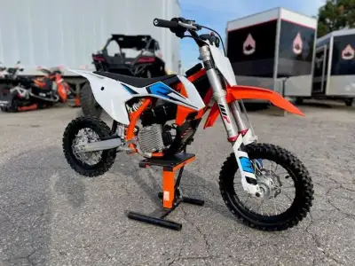 MINI RIPPER... AND IT'S ELECTRIC SO IT WON'T BOTHER TH NEIGHBOURS! 2021 KTM SX-E 5A NEW ERA IN OFFRO...