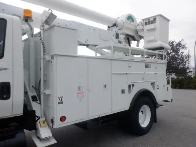 2009 international 7400 Workstar Bucket Truck With Air Brakes Di in Heavy Trucks in Richmond - Image 14