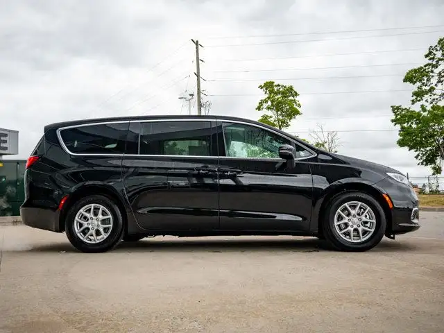 2025 Chrysler Pacifica Select in Cars & Trucks in Barrie - Image 10