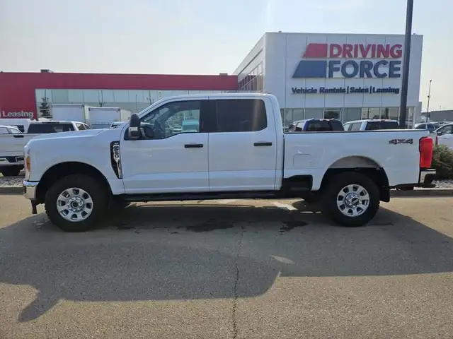 2023 Ford Super Duty F-250 SRW XLT 4WD Crew Cab 6.75' Box, 7.3L  in Cars & Trucks in St. Albert - Image 3