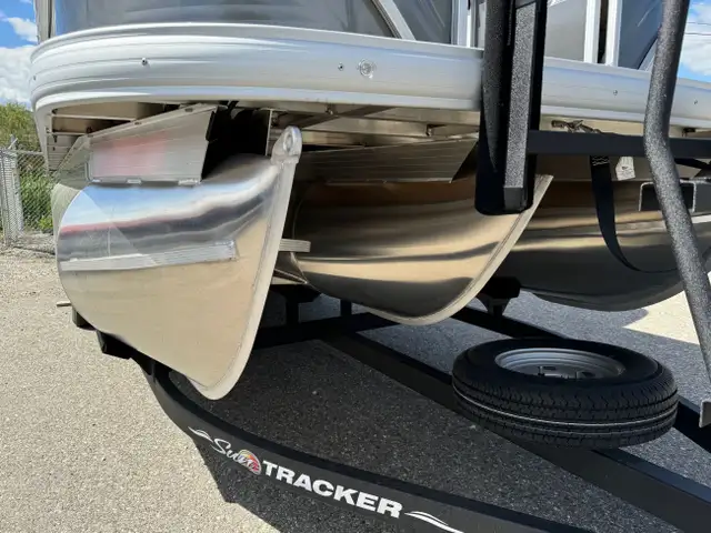 2024 Sun Tracker Party Barge 22 XP3 Tritoon, Mercury 150 L 4s-po in Powerboats & Motorboats in Calgary - Image 15