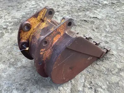 24in. Backhoe Bucket missing one tooth New/Used : Used