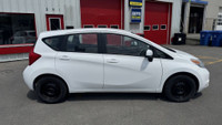 2014 NISSAN VERSA SV 1.6L 4 CYLINDRES 267 000 KM 4 PORTES AUTOMATIQUE TOUTE EQUIPEE BLANC INT NOIR E... (image 5)