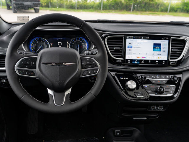 2025 Chrysler Pacifica Select in Cars & Trucks in Barrie - Image 2
