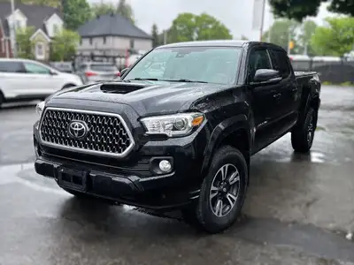 A rugged and reliable midsize pickup built for adventure and daily driving alike! With low kilometer...