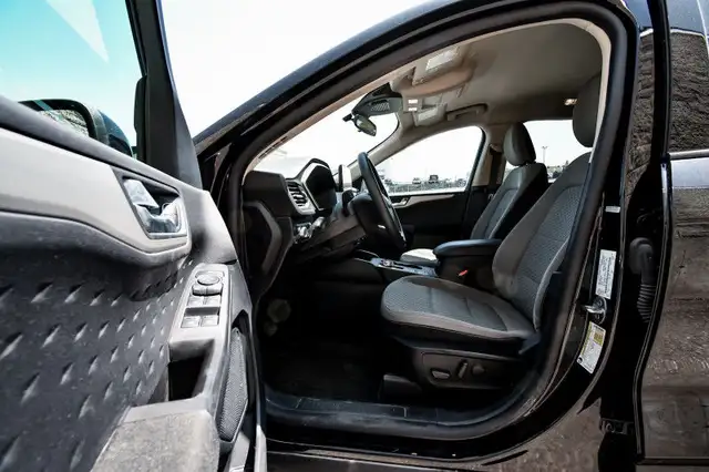 2020 Ford Escape SE • HEATED SEATS • CP/AA • NAV • PARK ASSIST in Cars & Trucks in Kingston - Image 28