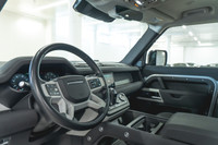 Land Rover Defender 110 P400 SE 2023: - Extérieur métallisé HAKUBA SILVER et intérieur en cuir EBONY... (image 1)
