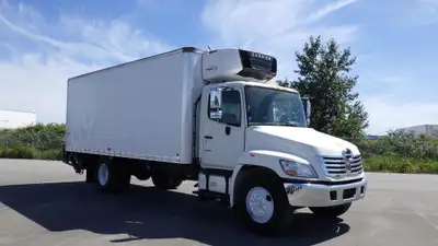 2009 Hino 268 Reefer 24 Foot Cube Van With Power Tailgate, Hydraulic Brakes, 7.6L L6 DIESEL engine,...