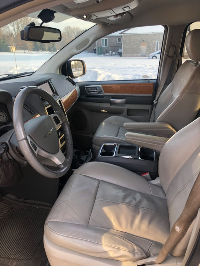 2010 Chrysler Town & Country Limited in Cars & Trucks in Barrie - Image 4