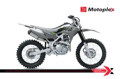 KLX230R S Le plaisir grandeur nature de la moto tout-terrain KLX230R signifie qu'il est temps de sor...