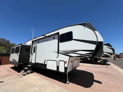 APPLY NOW: https://www.ridecollective.ca/get-pre-approved The 2020 KEYSTONE HIDEOUT 320MBDS 39FT is...