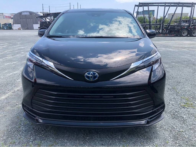 2025 Toyota Sienna LE | 8 PASSENGER | CARPLAY | LOW KMS! | in Cars & Trucks in Oakville / Halton Region - Image 2