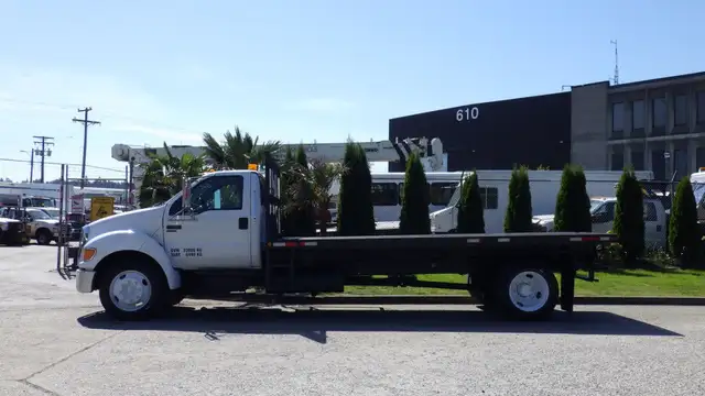 2006 Ford F650 16 Foot Flat Deck in Cars & Trucks in Delta/Surrey/Langley - Image 7