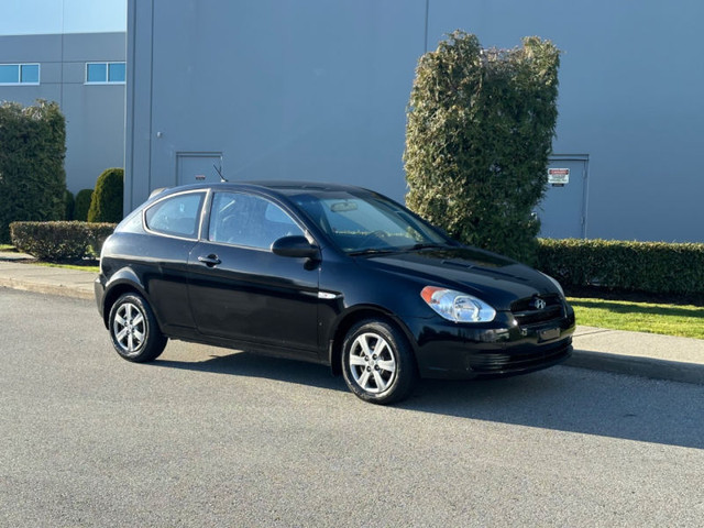 2009 Hyundai Accent HATCHBACK AUTOMATIC LOCAL IN BLACK! in Cars & Trucks in Richmond - Image 2