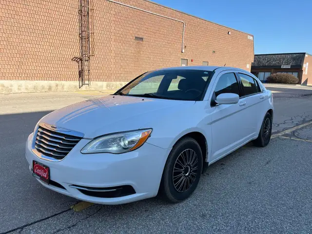 2013 Chrysler 200 LX 4dr Sedan Automatic in Cars & Trucks in Mississauga / Peel Region - Image 2
