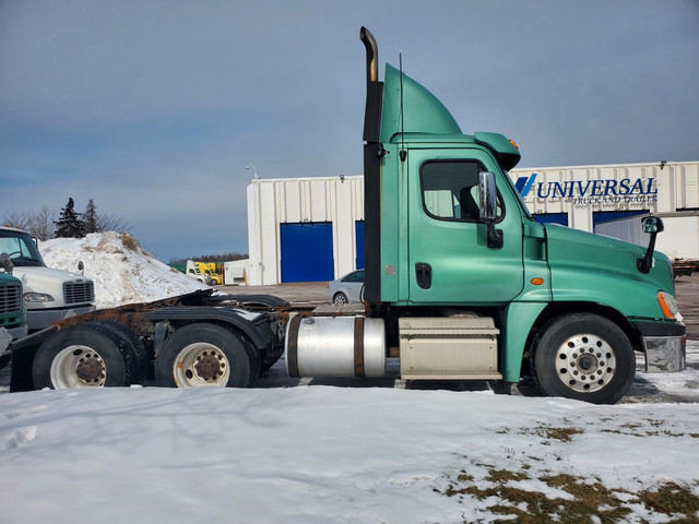 2015 FREIGHTLINER Cascadia DAY CAB / LOW KMS / 10 SPEED / DD13 / in Farming Equipment in Moncton - Image 4