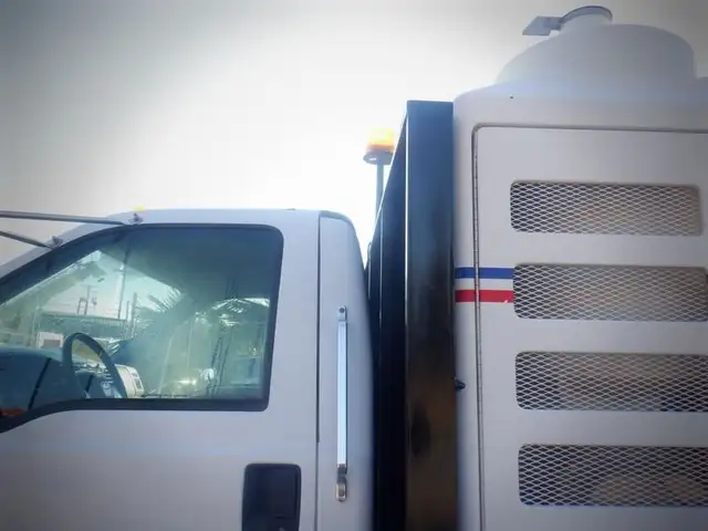 2006 ford F-650 Vacuum Truck 2WD Diesel in Heavy Trucks in Richmond - Image 28