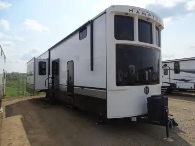 2025 CrossRoads RV Hampton HP375DBL Looking for an extended stay trailer, but don't want to sacrific...