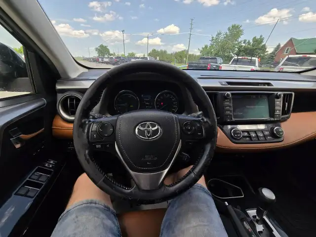 2017 Toyota RAV4 Hybrid in Cars & Trucks in Ottawa - Image 21