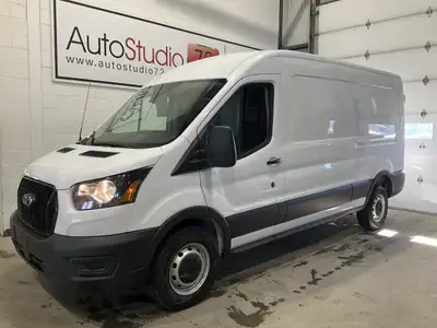 Le Ford Transit 2022 version T-250 PA toit moyen 130 po PNBV de 9 070 lb, offert par AutoStudio 72 à...