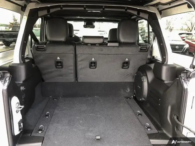 2024 Jeep Wrangler 4xe Sahara | Plug-in Hybrid | Sky One Touch dans Autos et camions dans Calgary - Image 15