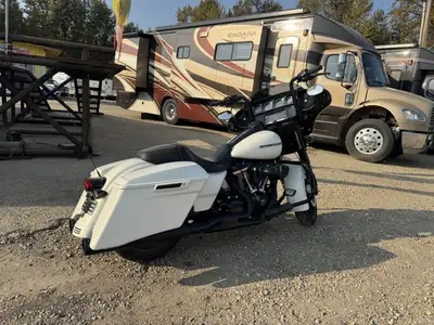 This 2018 best seller Harley-Davidson Street Glide with white finishes, features a Milwaukee-Eight 1...