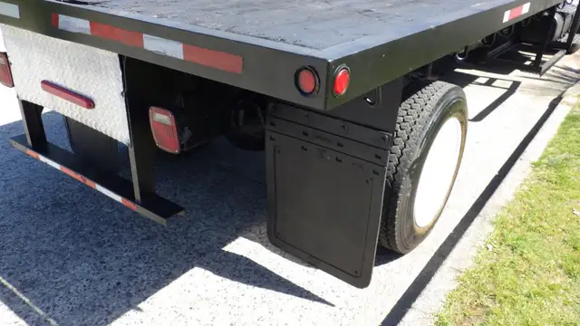 2006 Ford F650 16 Foot Flat Deck in Cars & Trucks in Delta/Surrey/Langley - Image 20