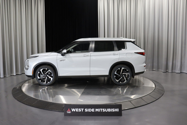 2025 Mitsubishi Outlander PHEV SEL GREY LEATHER INTERIOR in Cars & Trucks in Edmonton - Image 4