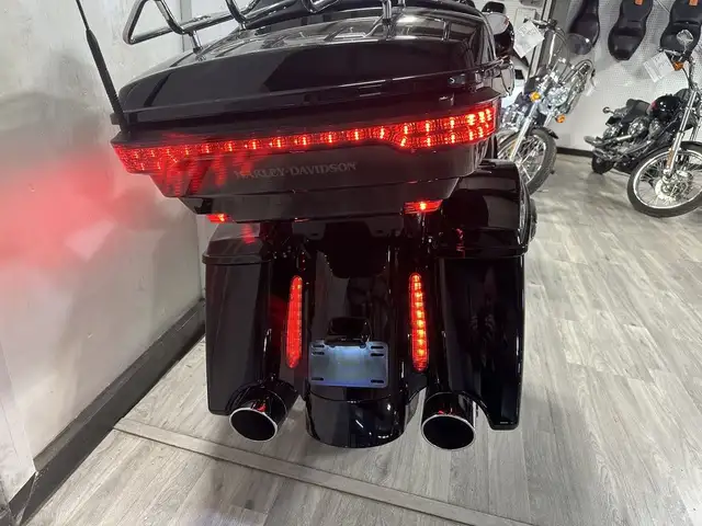 2017 HARLEY DAVIDSON ÉLECTRA GLIDE ULTRA LIMITED in Street, Cruisers & Choppers in London - Image 15