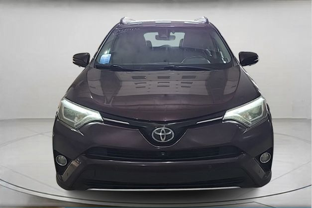 2018 Toyota RAV4 Limited in Cars & Trucks in City of Montréal - Image 2