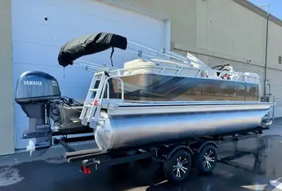 Our new line of Tahoe pontoon boats is here and sure to impress buyers. This 19 foot quad lounge is...