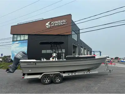EXEMPLE D'UN PANGA 26 MONTÉ PAR L'ÉQUIPE DE POMERLEAU LES BATEAUX. Informations du véhicule fournies...