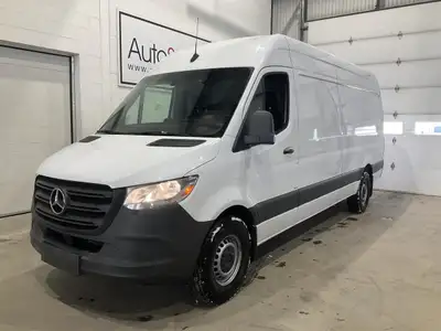 Découvrez le Mercedes-Benz Sprinter 2022 version 2500 4 cyl. en ligne toit surélevé 170 po, une solu...