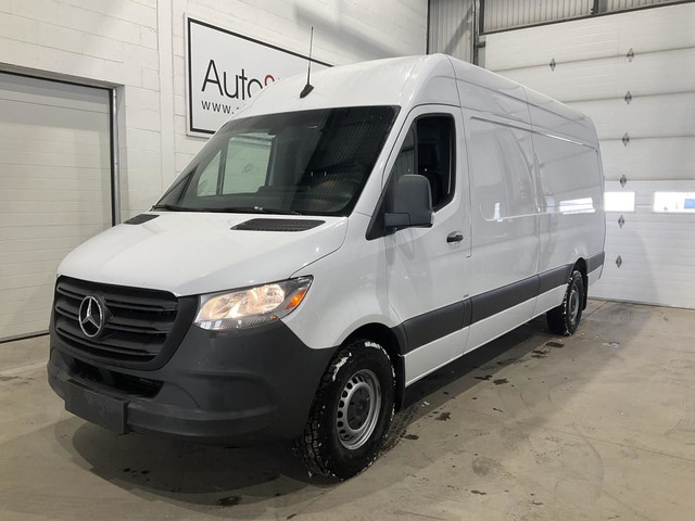 Mercedes-Benz Sprinter Cargo Van 2500 2.0L DIESEL toit surélevé  in Cars & Trucks in Laval / North Shore