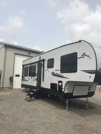 2024 FOREST RIVER CHEROKEE 256  RR 5TH WHEEL TOY HAULER! $53995!