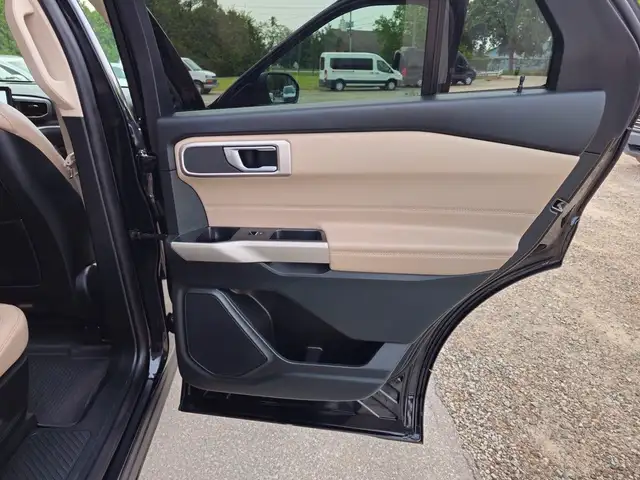 2020 Ford Explorer XLT 4WD in Cars & Trucks in Chatham-Kent - Image 51
