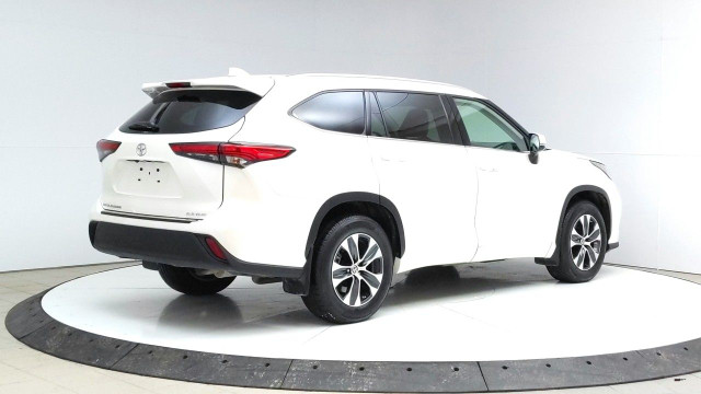 2021 Toyota Highlander in Cars & Trucks in Lethbridge - Image 3