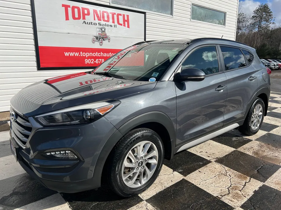 2017 Hyundai Tucson SE - FWD, Leather, Heated seats, Sunroof, Re