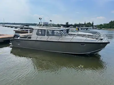 General: Mercury Verado 300 - V8. Halo 20+Radar. Bluetooth Speakers. Safety Cover / Trimtab Piston....