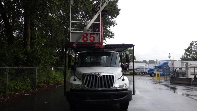 2010 International 4300 Durastar Bucket Flat Deck Diesel Truck in Heavy Trucks in Delta/Surrey/Langley - Image 3