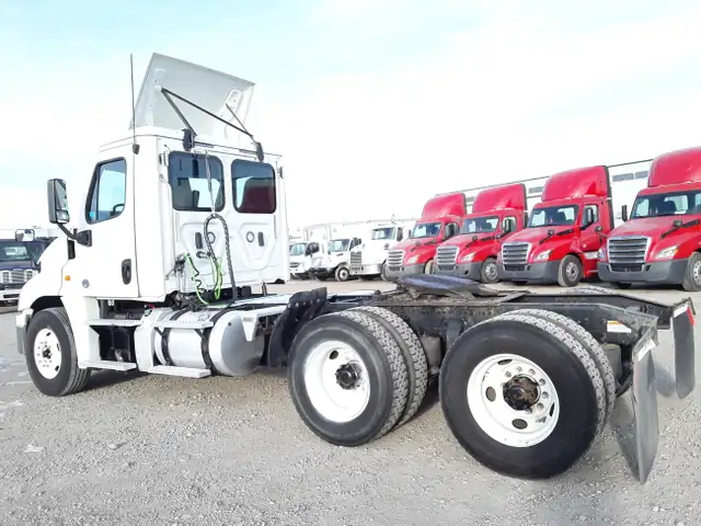 2018 Freightliner Cascadia 125 Day Cab *6% Deposit Match* in Heavy Trucks in Calgary - Image 9