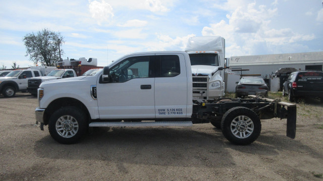 2018 Ford F-350 XLT EXTENDED CAB & CHASSIS in Cars & Trucks in Edmonton