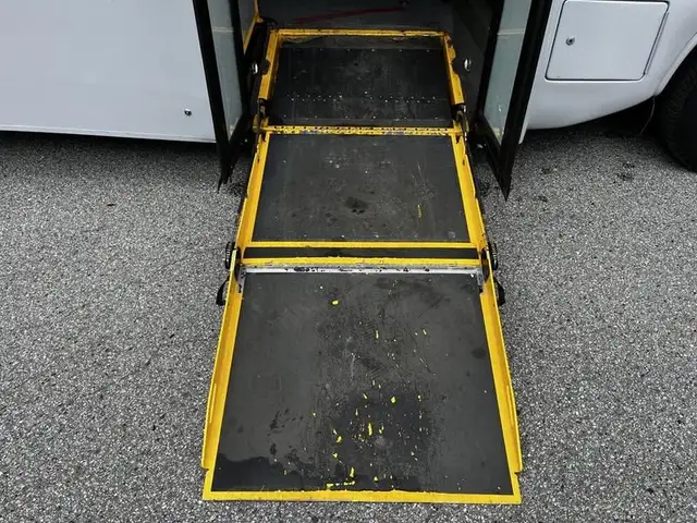 2019 chevrolet Express G4500 21 Passenger Bus With Wheelchair Ac in Heavy Trucks in Richmond - Image 16