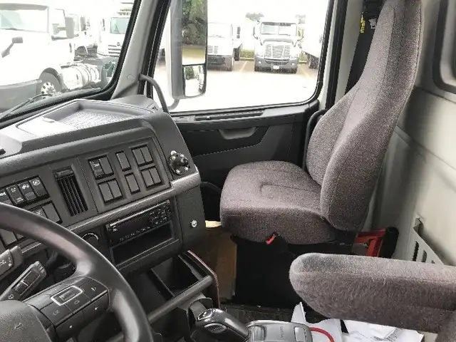 2021 Volvo VNL84300 dans Camions lourds dans Delta/Surrey/Langley - Image 11