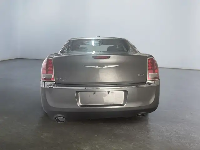 2012 Chrysler 300 LIMITED in Cars & Trucks in Laval / North Shore - Image 7