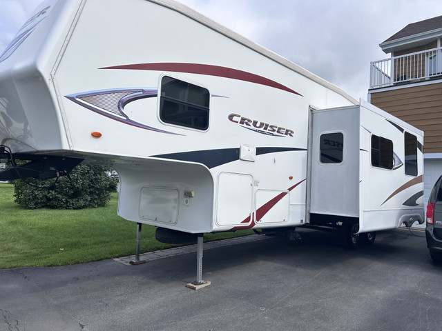 2009 FIFTH WHEEL 36 PIED 4 BUNK BED , 8200 LBS CROSSROADS CRUISE in Travel Trailers & Campers in Québec City