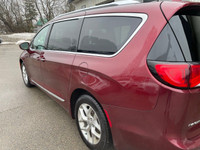 2018 Chrysler Pacifica Touring-L Plus with Leather, Pano Sunroof, Touch Screen, Leather, and Rear DV... (image 7)